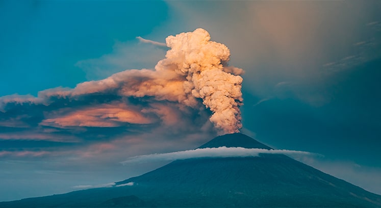 Самый громкий звук на Земле - извержение вулкана